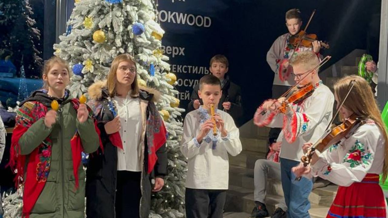 Діти колядують