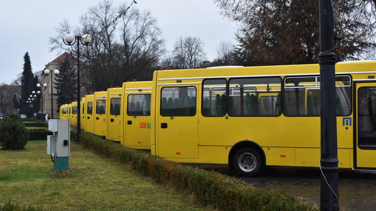 Шкільні автобуси