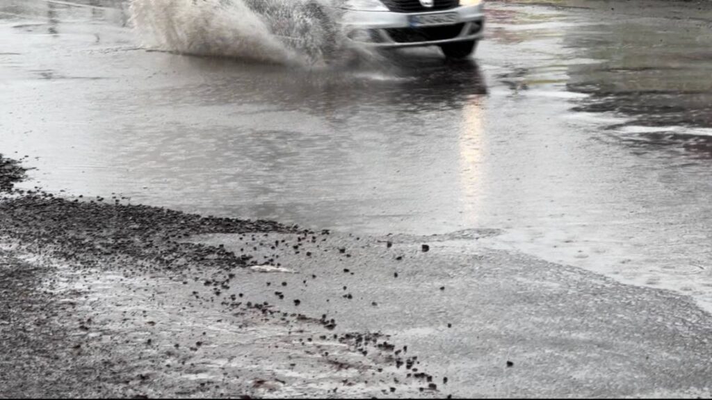 Вода на дорозі