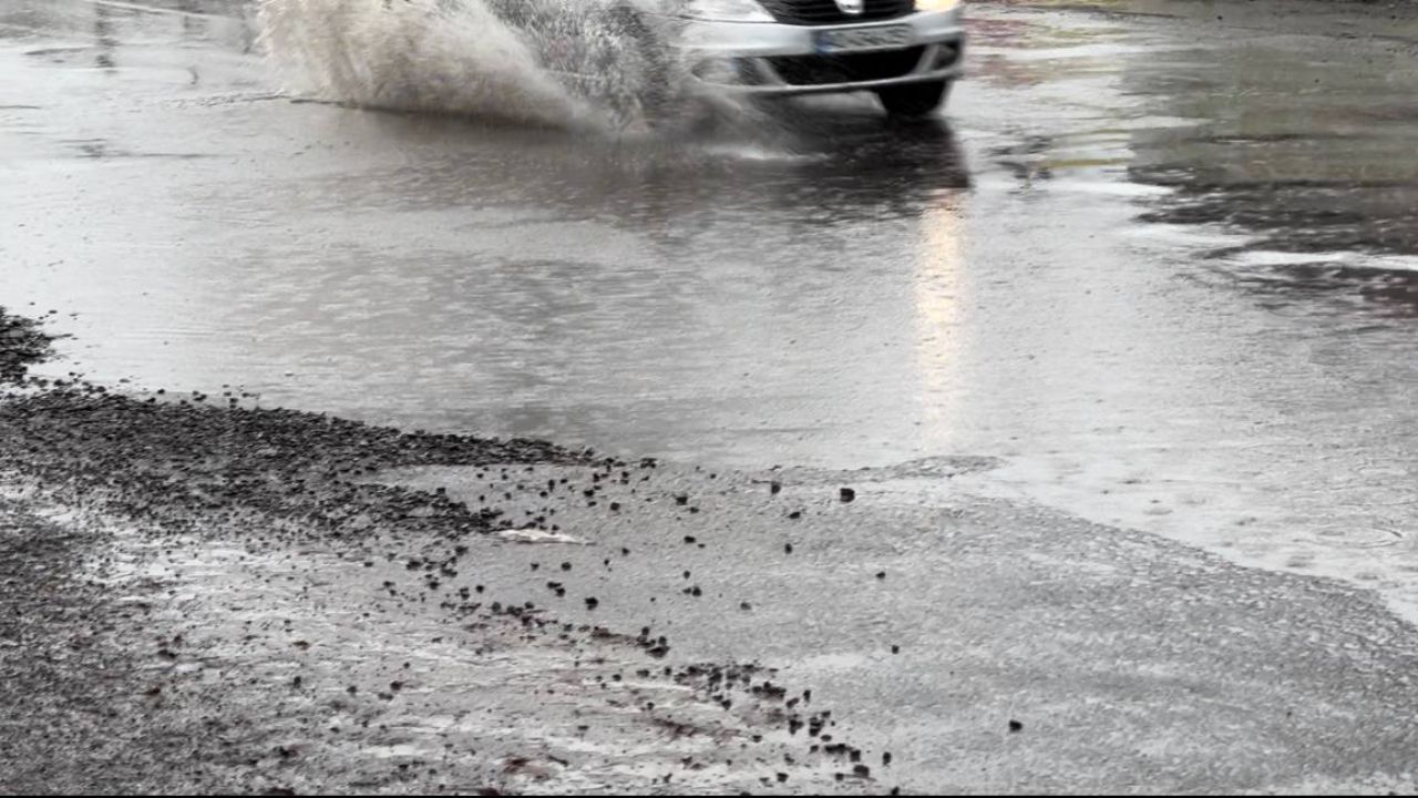 Вода на дорозі