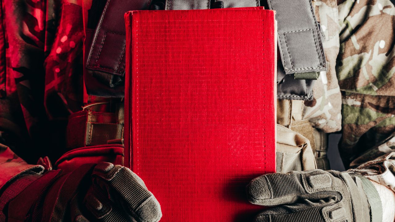 Військовий з книгою