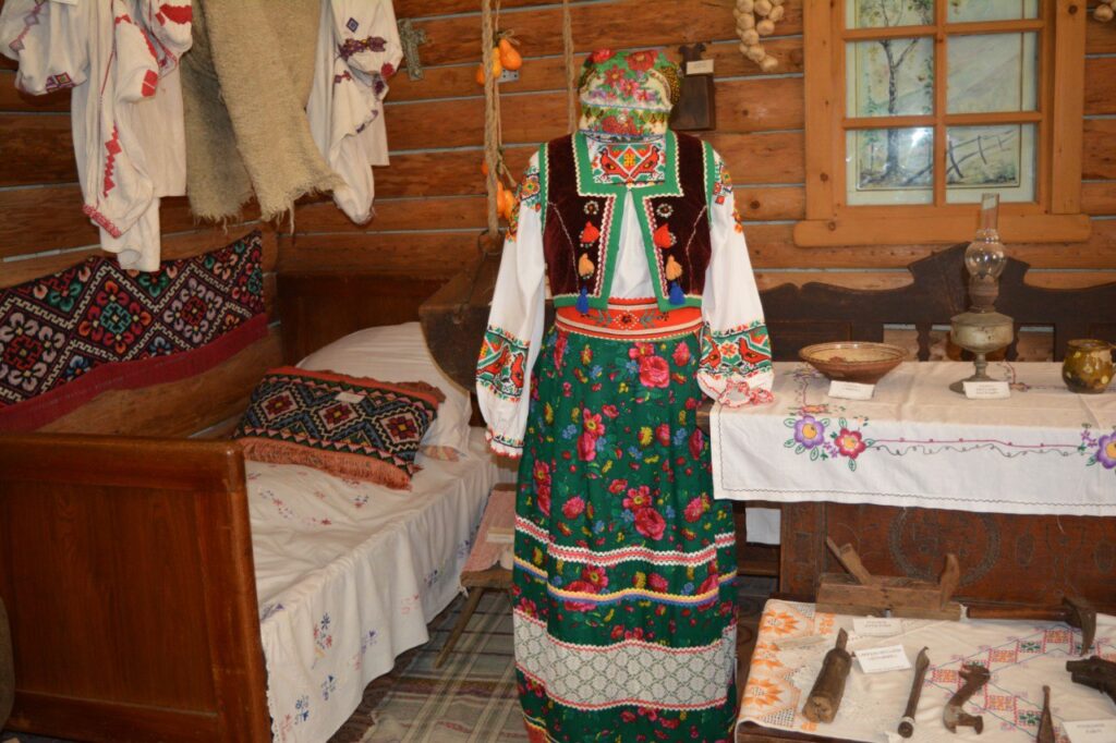 Вишита сукня