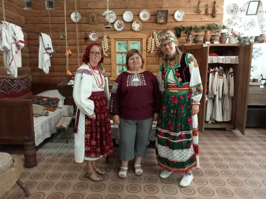 Волонтери у вишиванках