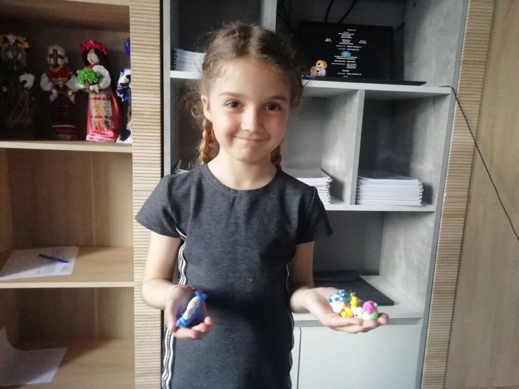 Дівчинка з пластиліном