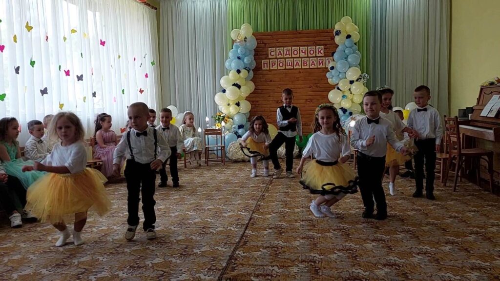 Діти танцюють