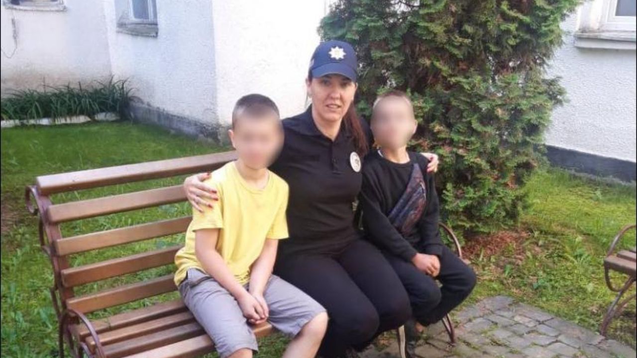 Поліцейська з дітьми