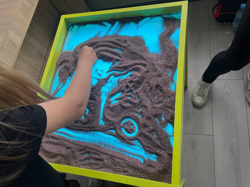 Малює на піску