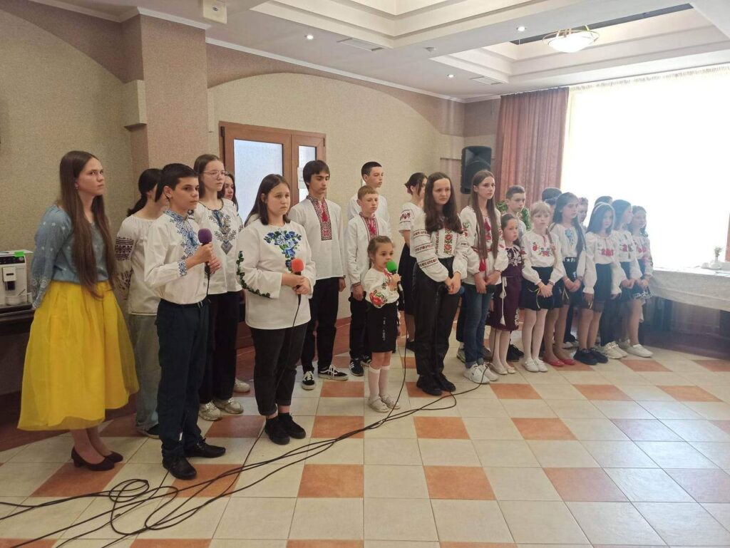Діти співають