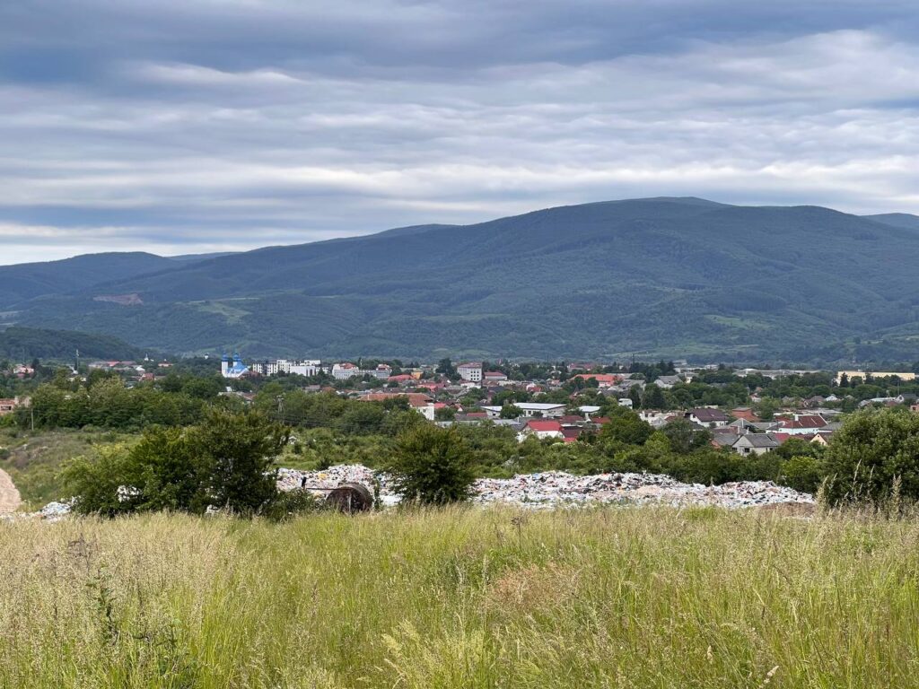 Сміттєзвалище на тлі Сваляви