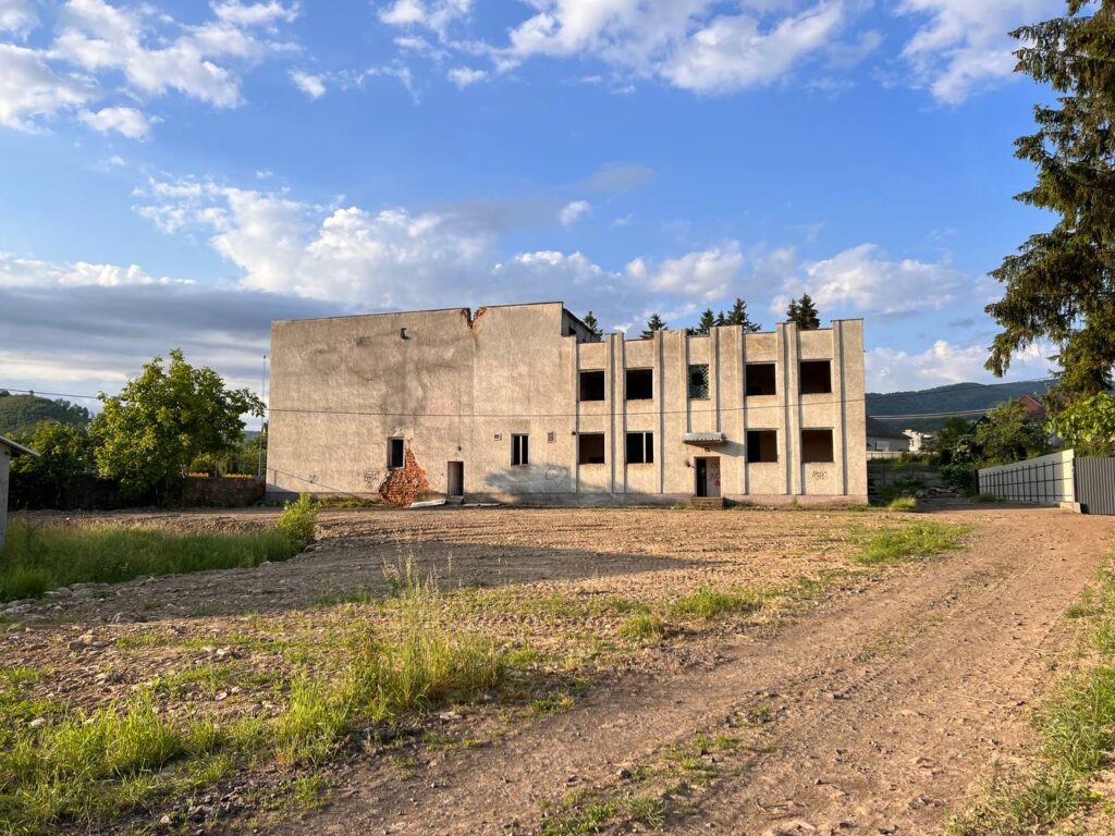 Будівля басейну на "Авангарді"