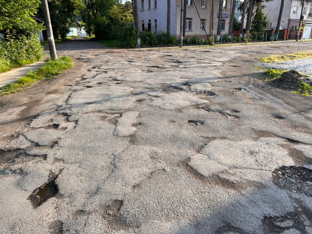 Вибоїни на дорозі у Сваляві