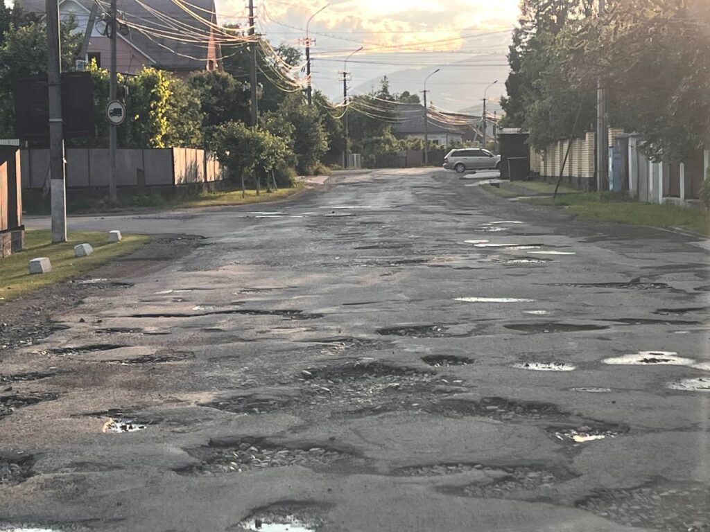 Дорога з ямами у Сваляві