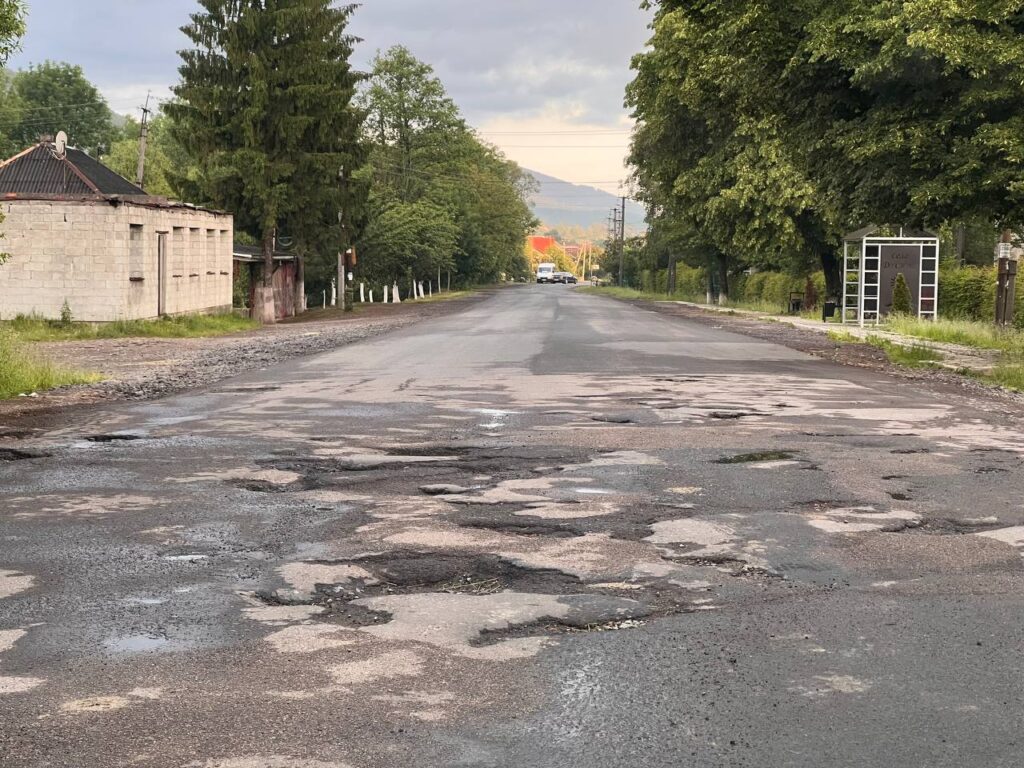 Ями на дорозі у Дусині