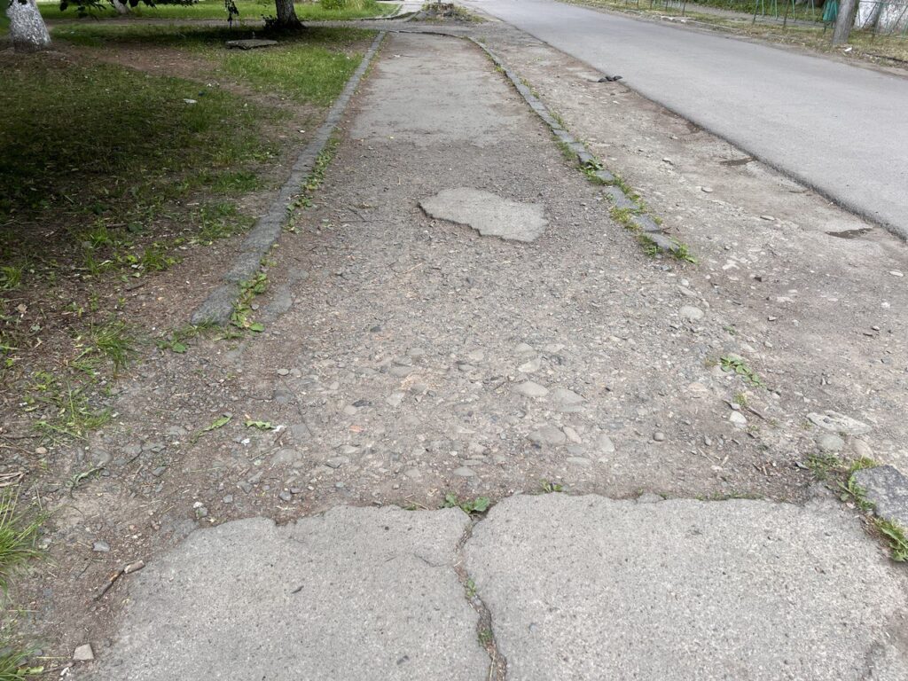 Тротуар у Сваляві