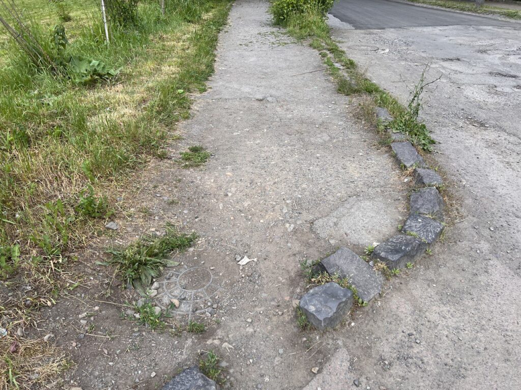 Тротуар на вул. Небесної Сотні у Сваляві