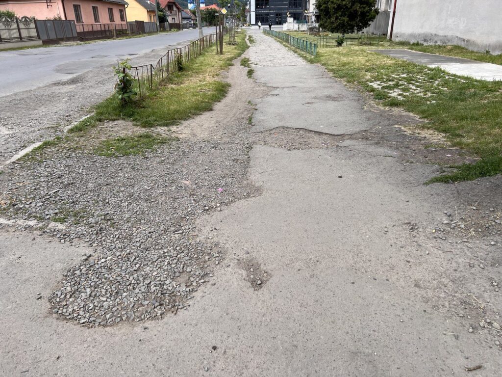 Тротуар на вул. Незалежності у Сваляві