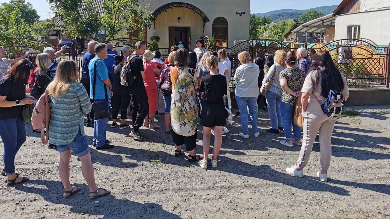 Волонтери видають допомогу