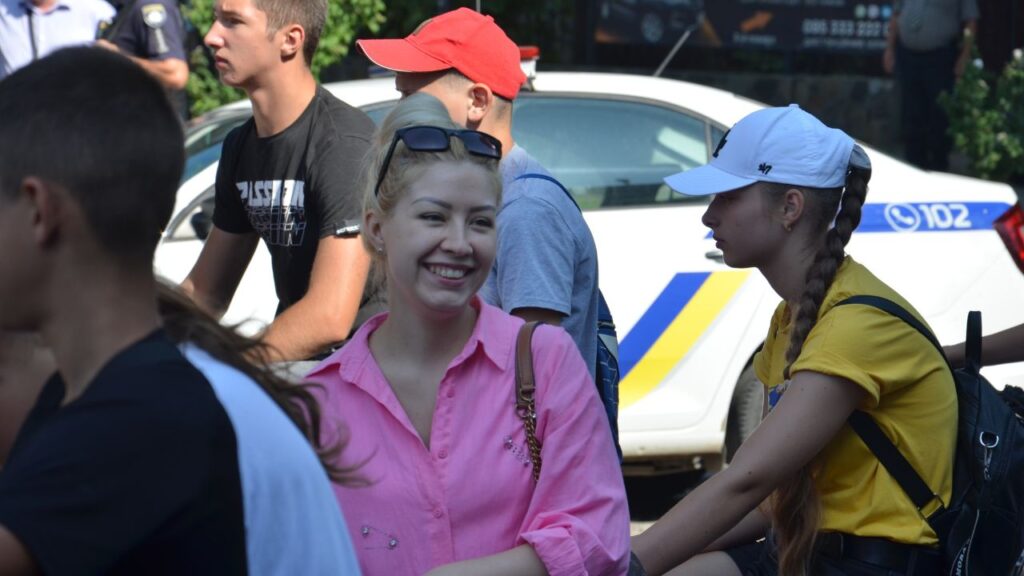Жінка усміхається