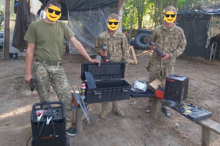 Військові стоять