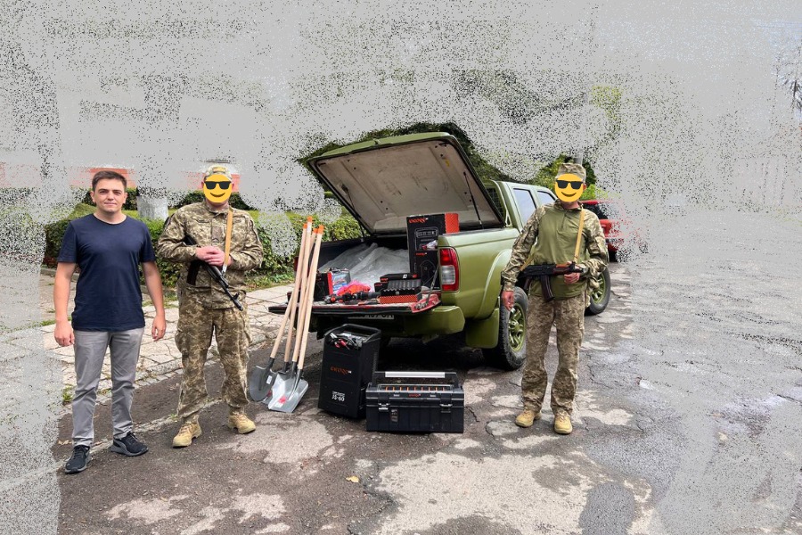 Військові біля авто