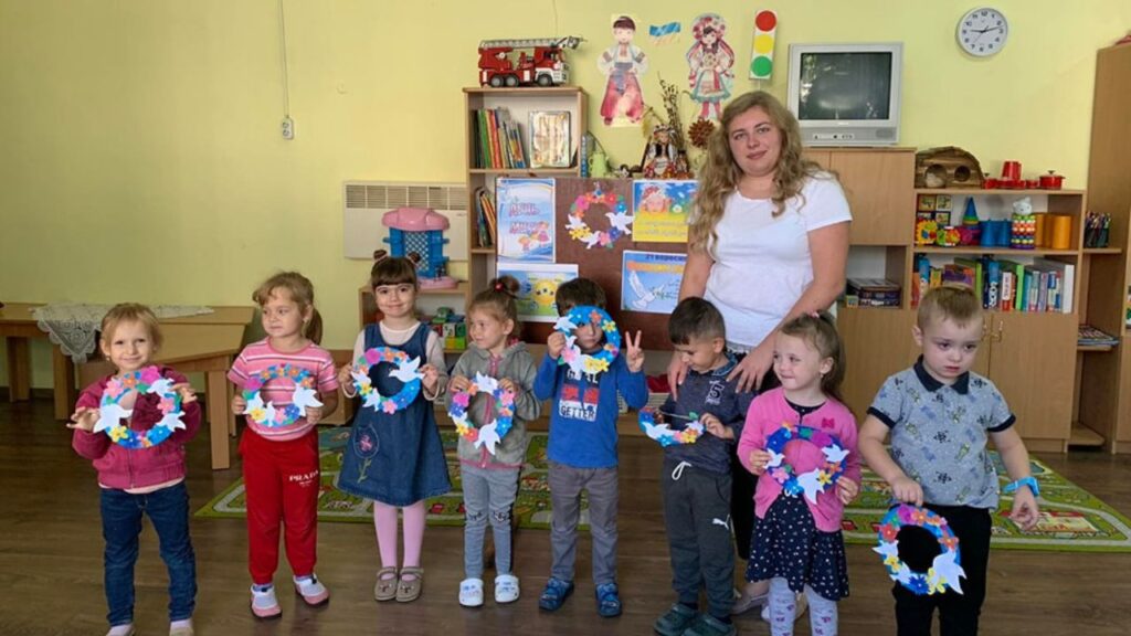 Діти у садку на День миру
