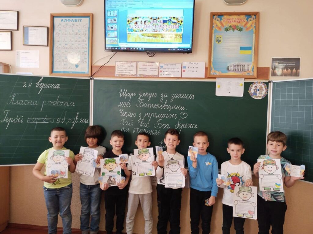 Діти з малюнками ЗСУ