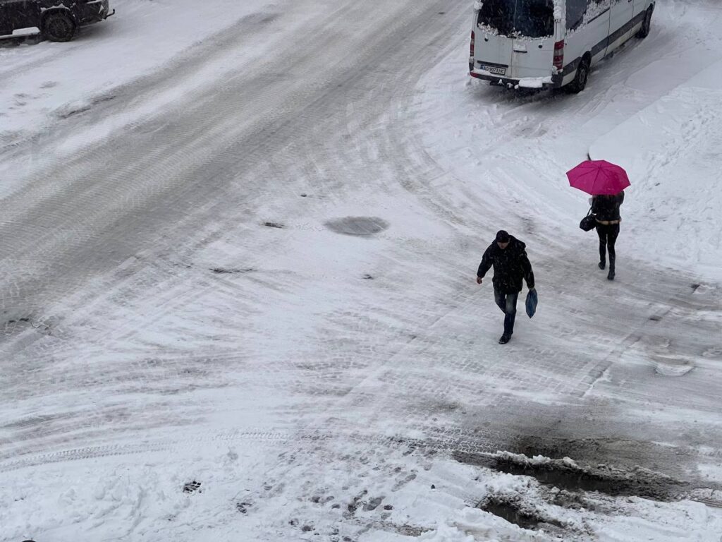 Сніг на дорогах Свалява