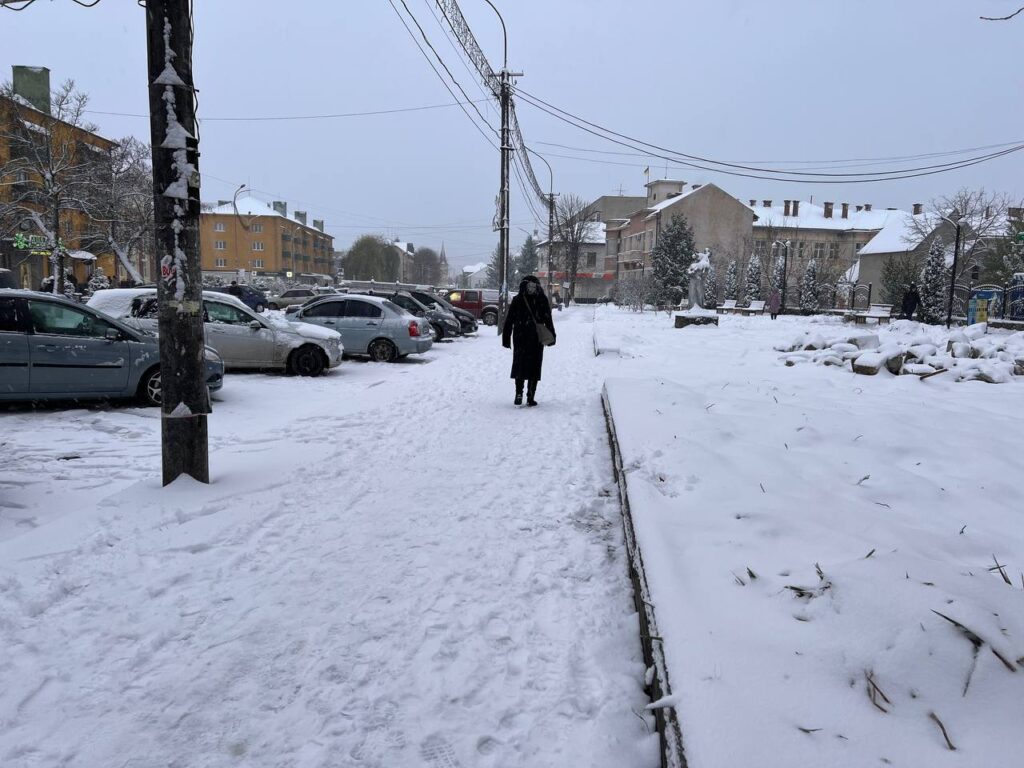 Свалява тротуари сніг