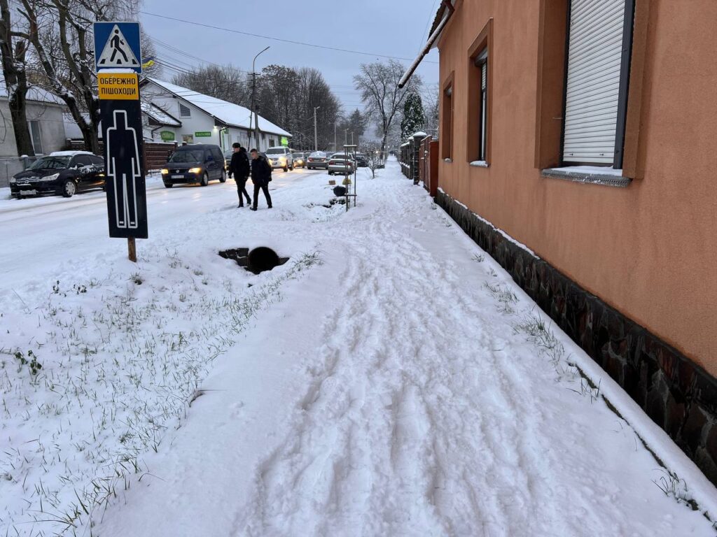 Свалява тротуар сніг фото