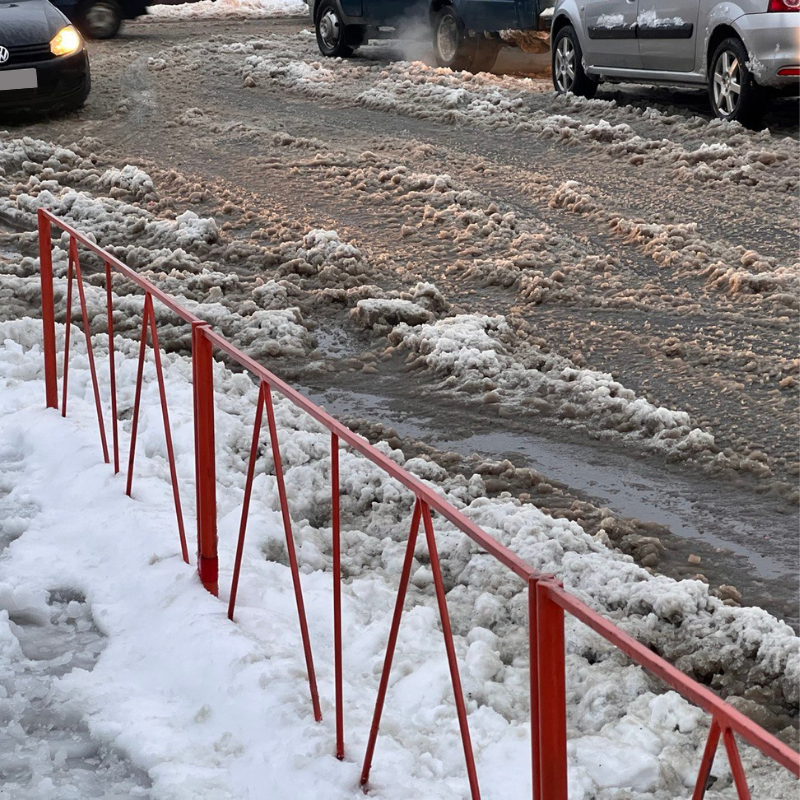 Сніг на дорозі у Сваляві