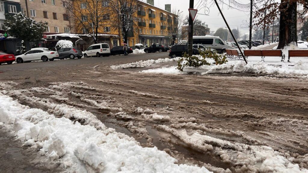 Сніг на дорозі у Сваляві