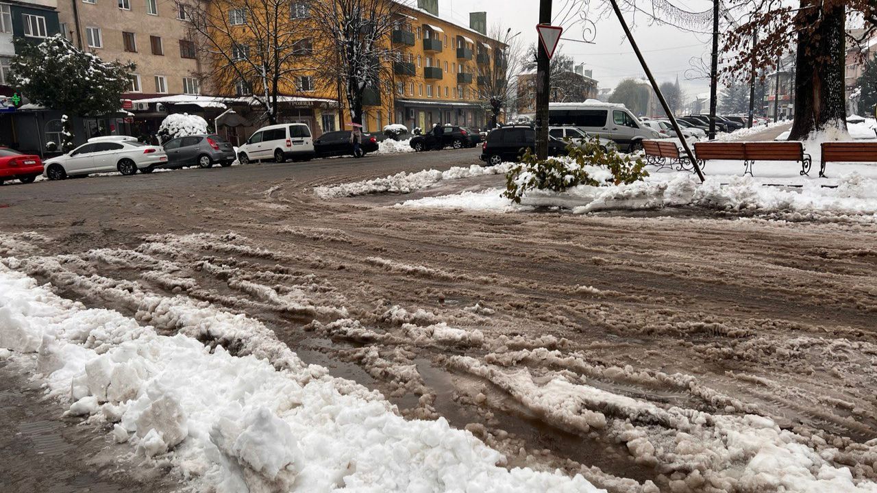 Сніг на дорозі у Сваляві