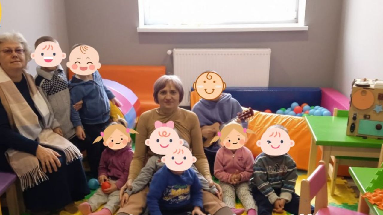 Діти граються в Kinder hub