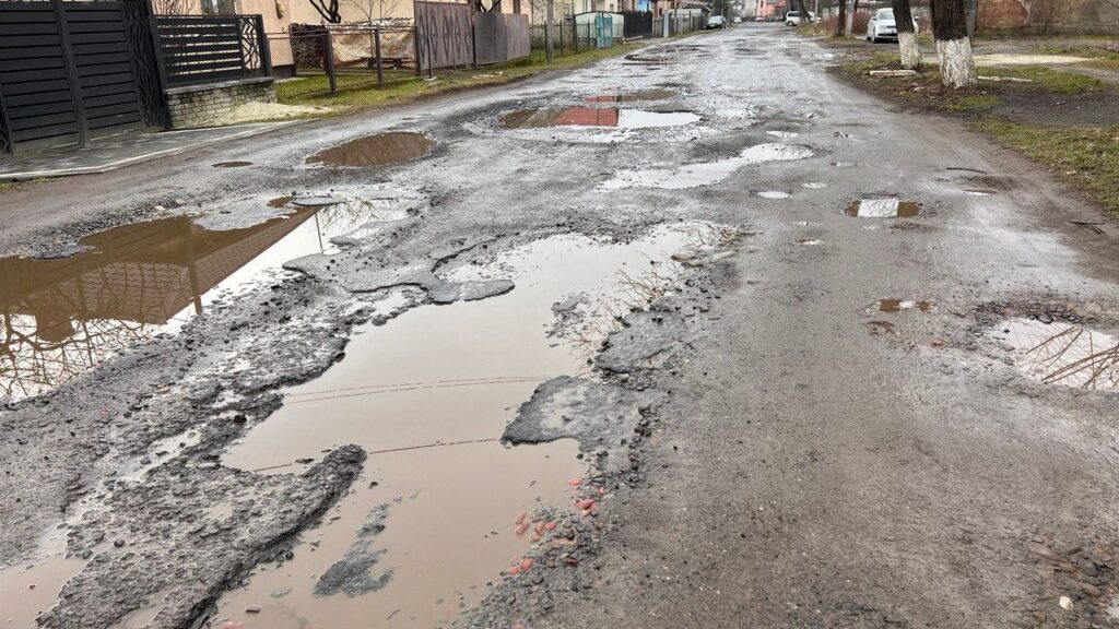 Дорога на вулиці Старолюбовнянській у Сваляві