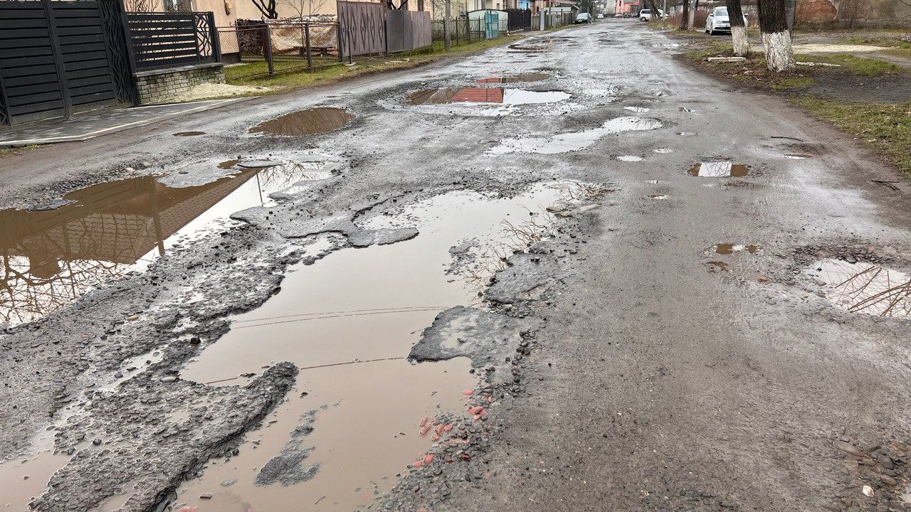 Дорога на вулиці Старолюбовнянській у Сваляві