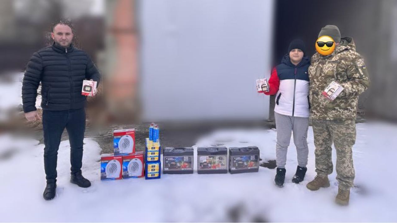 Юний волонтер передає допомогу