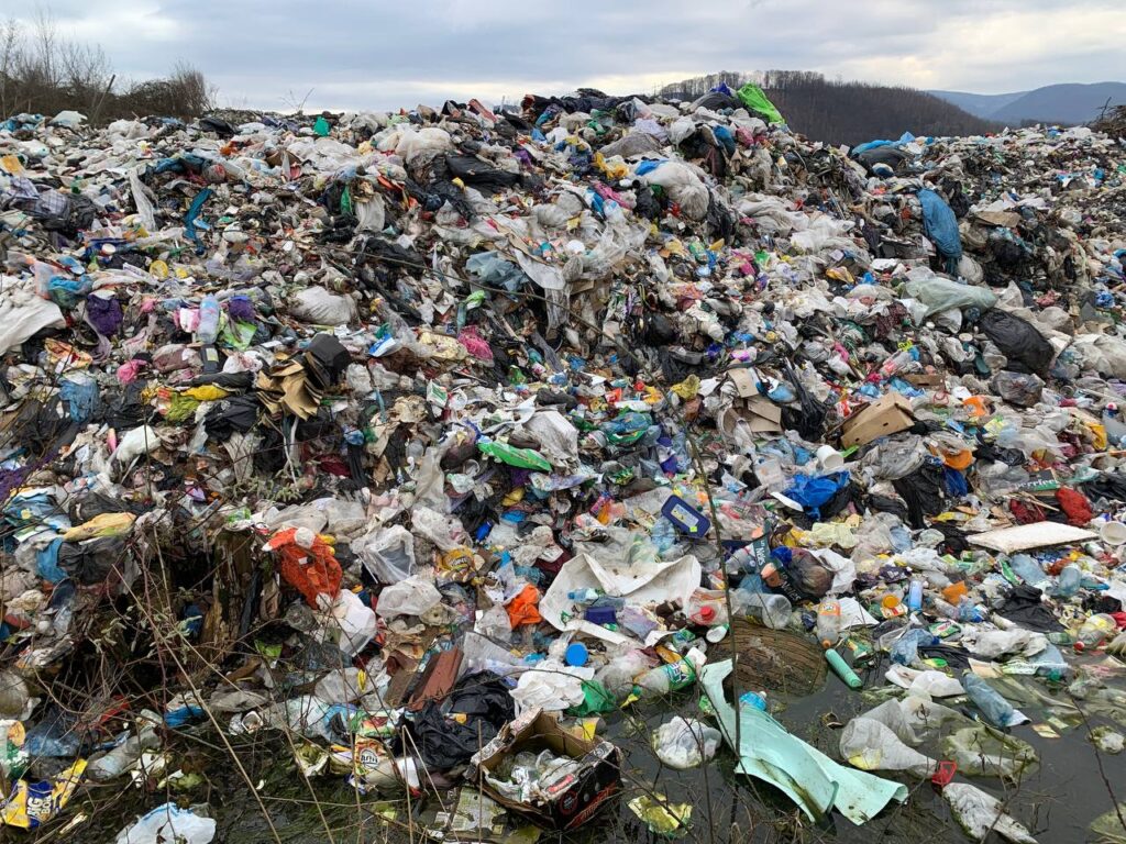 Сміттєзвалище на околицях Сваляви