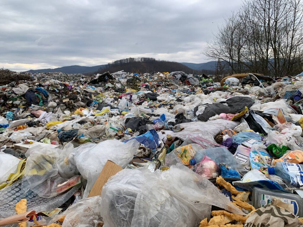 Свалява сміттєзвалище
