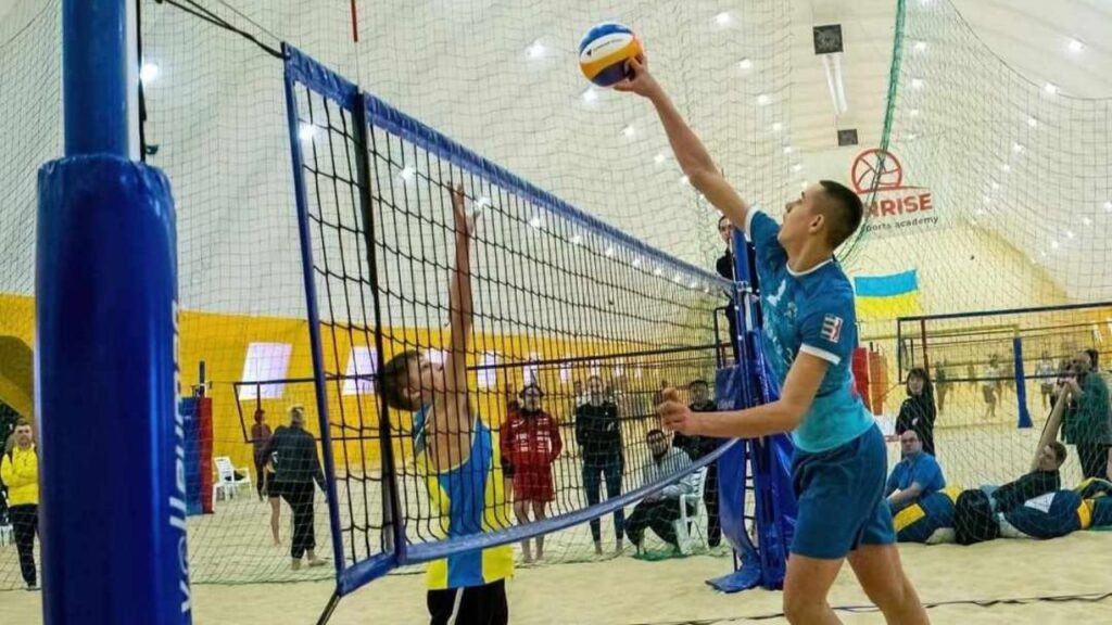 Юрій Коваль грає волейбол