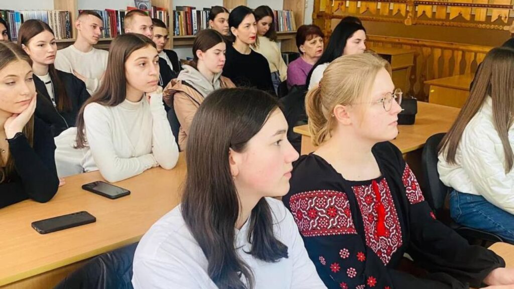 Студенти у книгарні