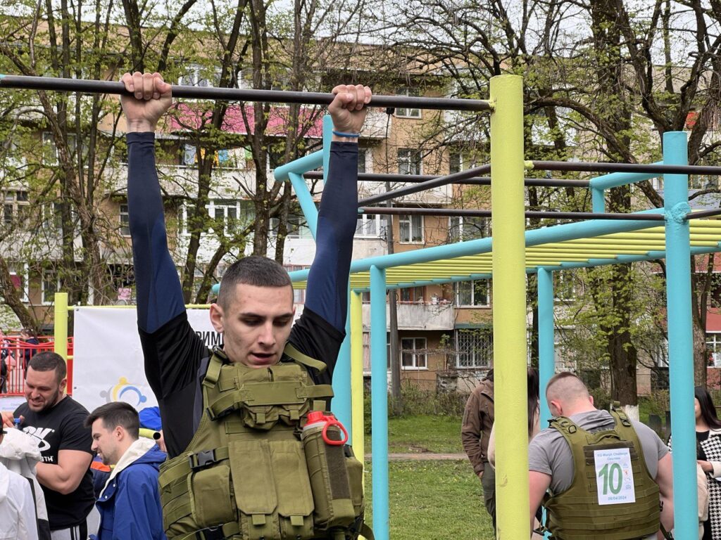 Підтягується