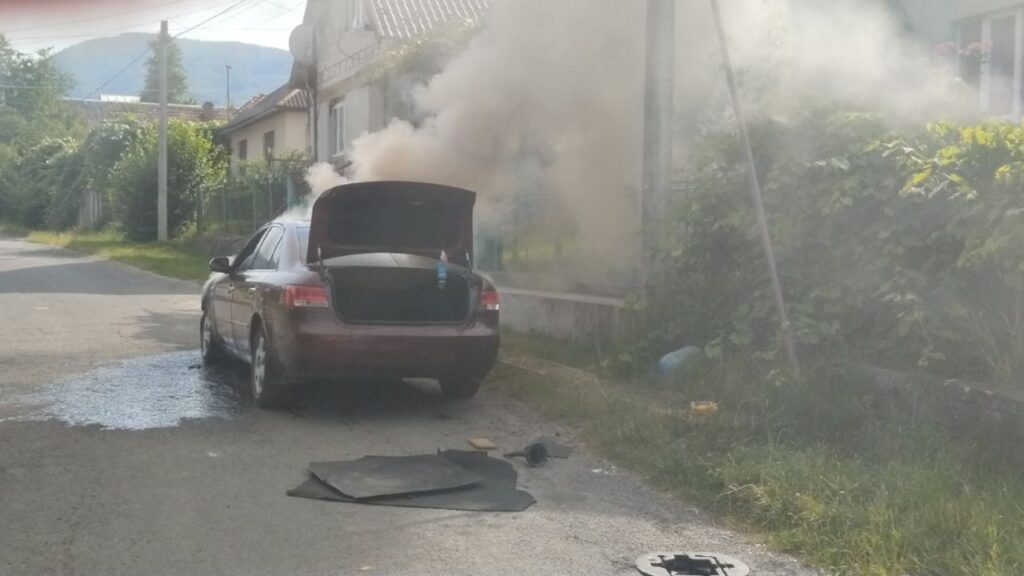 У Сваляві горіло авто на Партизанській