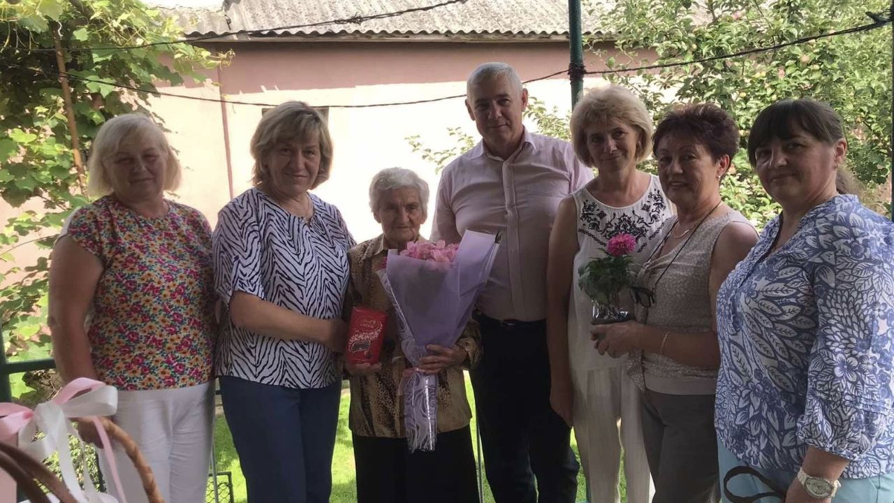 Вчителі вітають колегу у Дусині