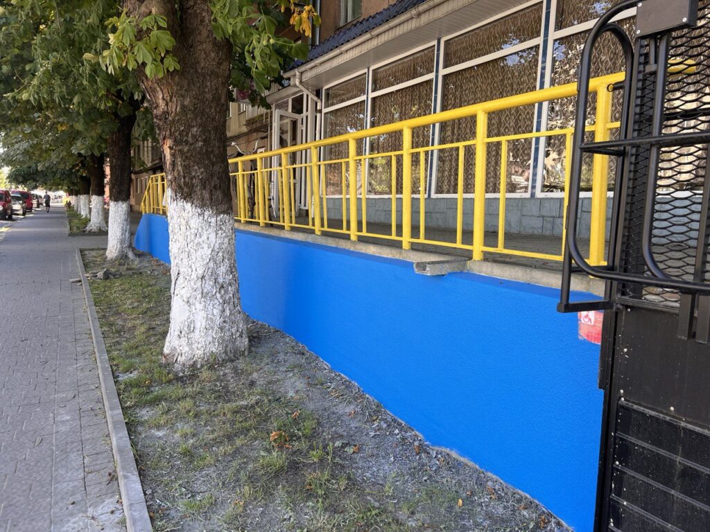 Облаштували паркан підприємці