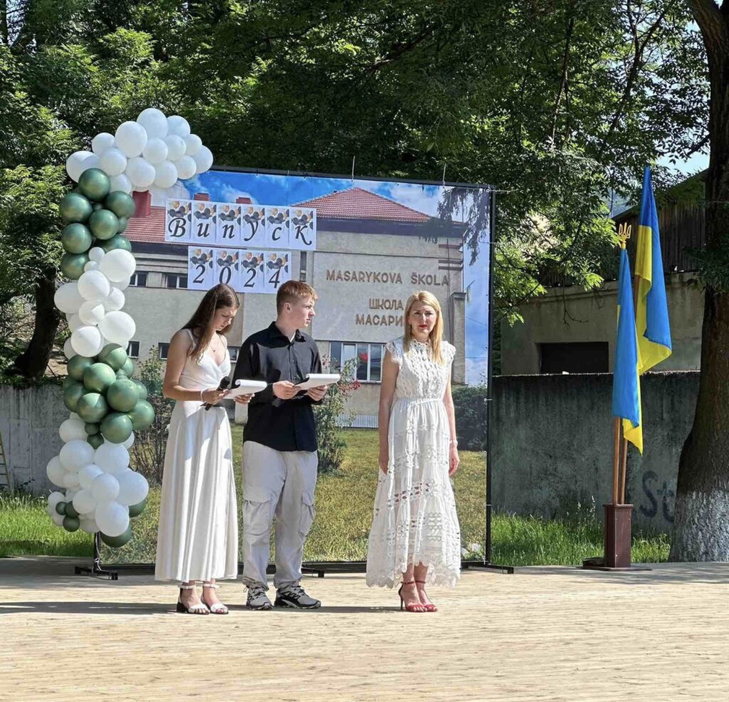 Клара Стегура і учні в школі