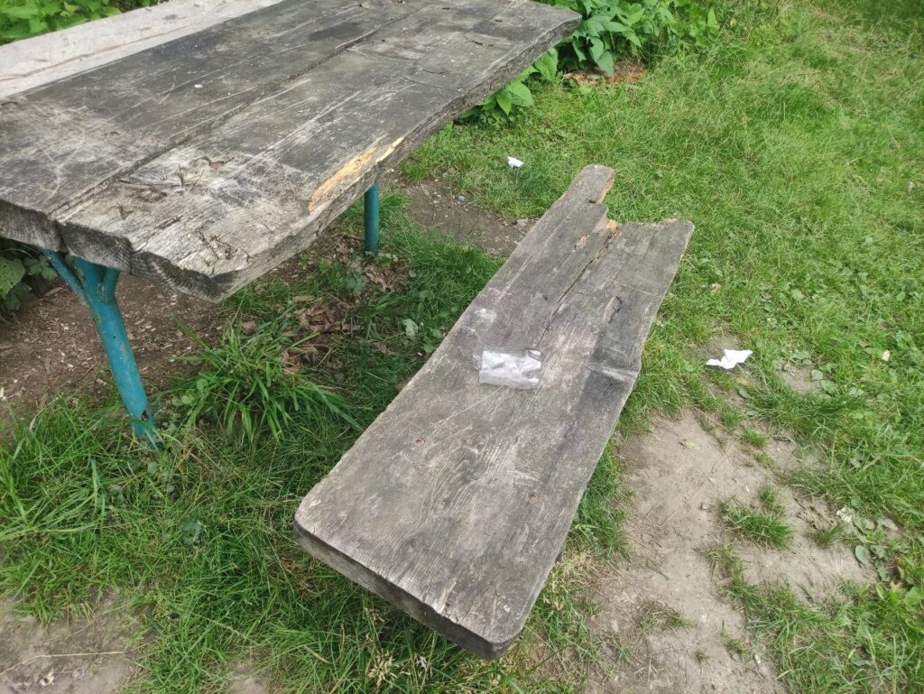 Старий стіл
