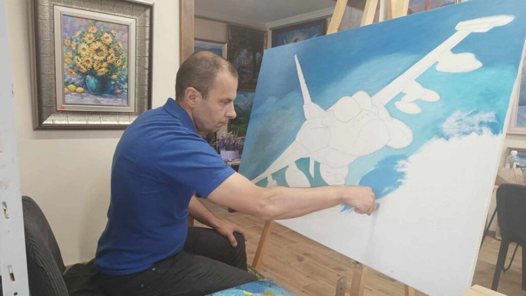 Білунка малює картину для аукціону