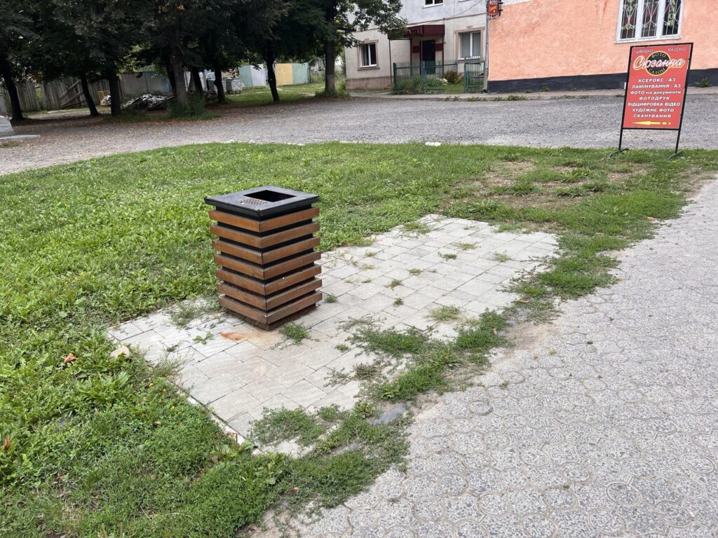 Біля колишньої аптеки №9 лавиця відсутня вже протягом тривалого часу