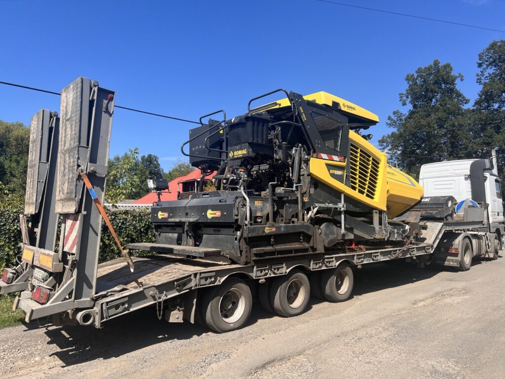 Техніка ремонт дороги у Сваляві