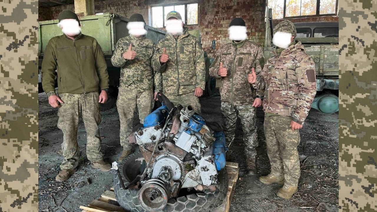 Військові біля двигуна